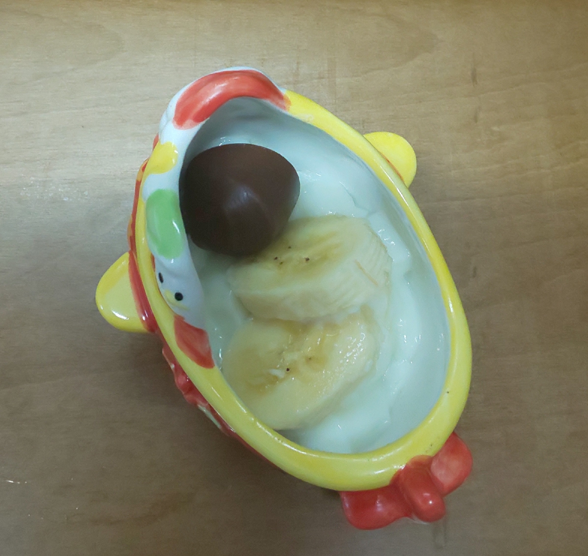 ヨーグルトにバナナとマカダミアナッツチョコを♪
