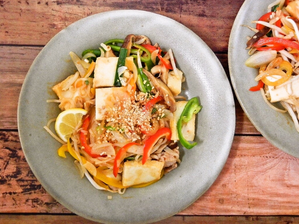 夏野菜たっぷり&厚揚げでボリューミーな美味パッタイ