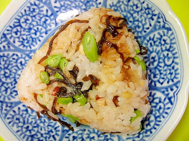 インゲンと塩昆布おかかの雑穀おにぎり