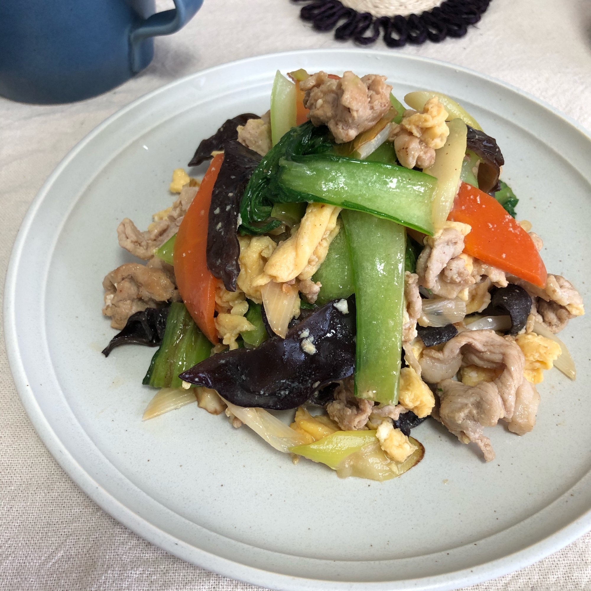 チンゲン菜ときくらげと卵と豚肉の中華炒め