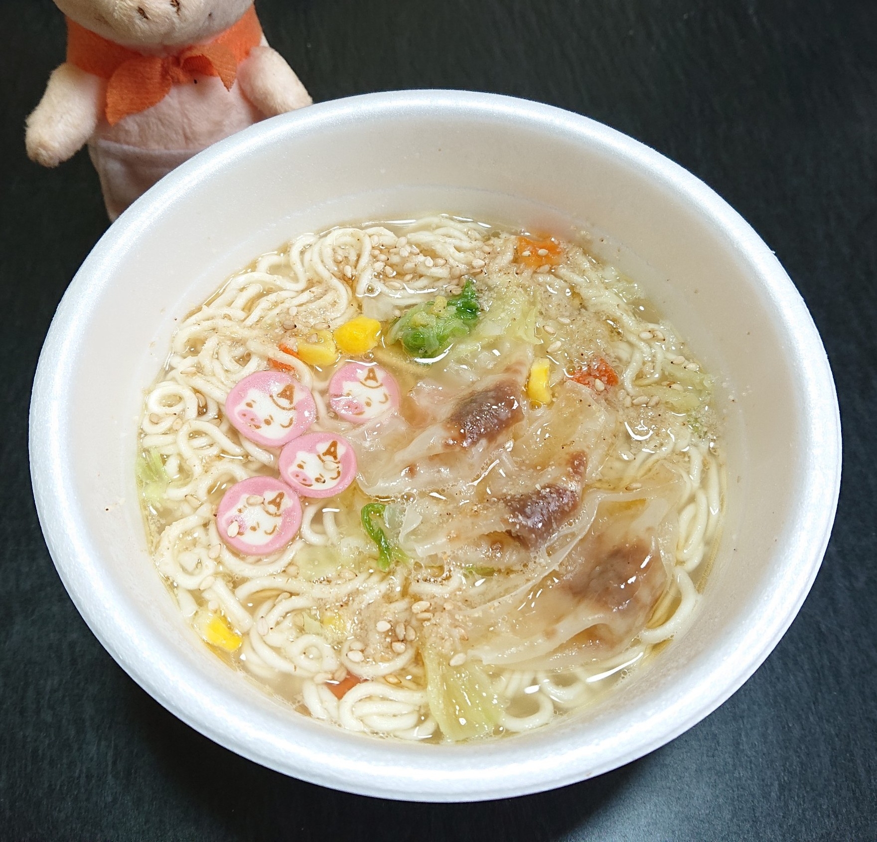 カップ麺で☆エースコックのゴマ胡麻ワンタンメン