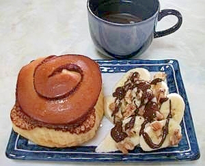 シナモンロールとチョコバナナの朝食