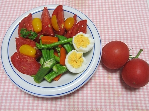 完熟トマトと茹野菜のシンプルサラダ