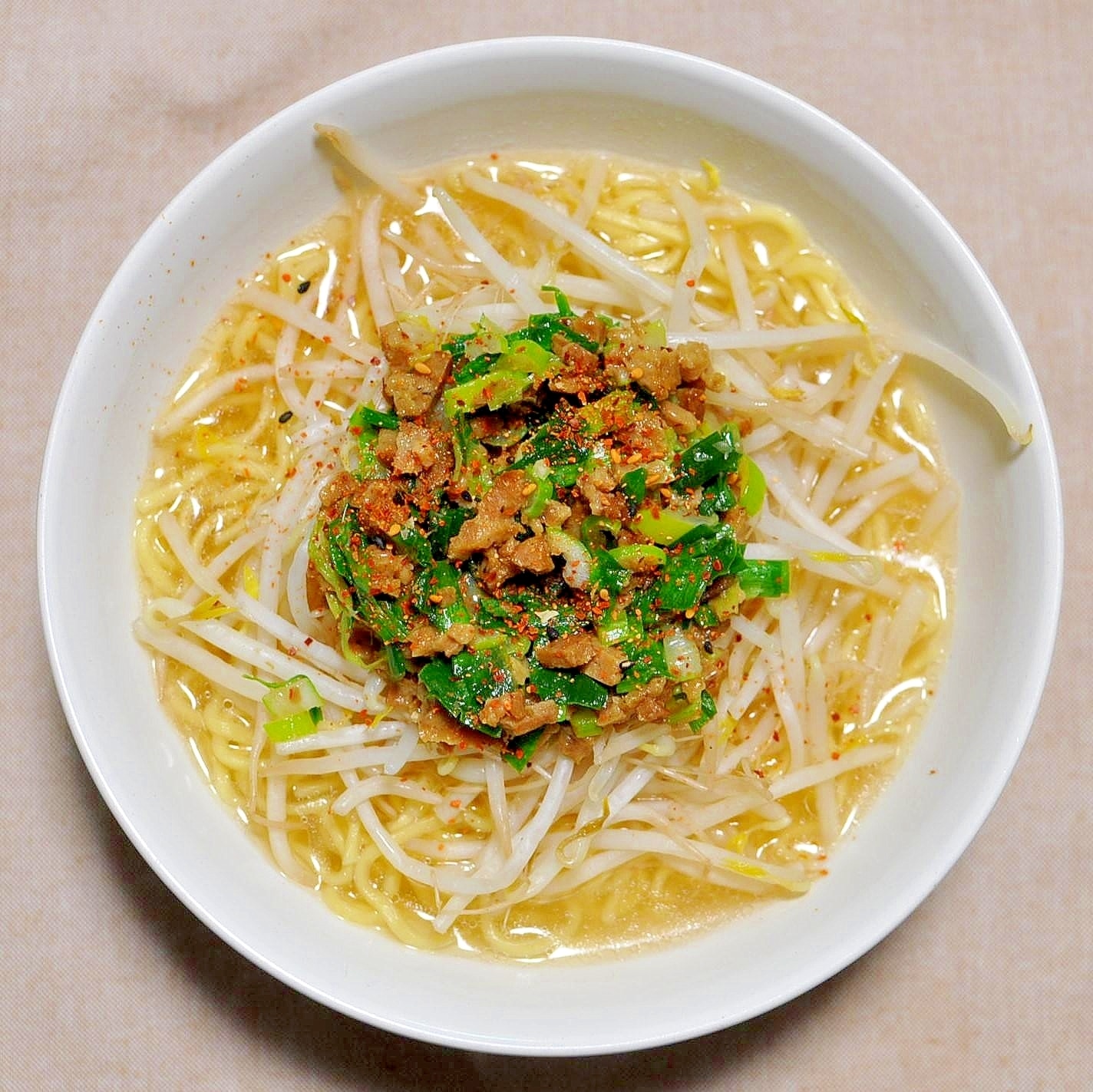 ニラ鶏そぼろとたっぷりもやしのラーメン レシピ・作り方 by taka5chan