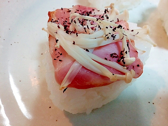 ベーコン えのき茸 ゆかりふりかけの焼おにぎり レシピ 作り方 By ぷ みぃまま 楽天レシピ