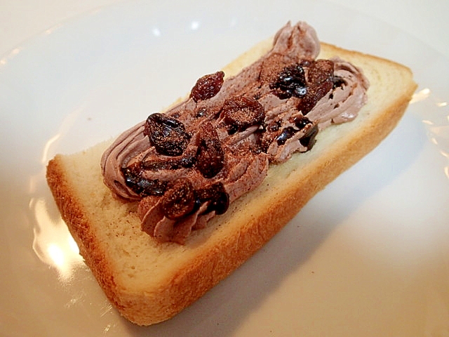 チョコホイップとレーズンのトースト