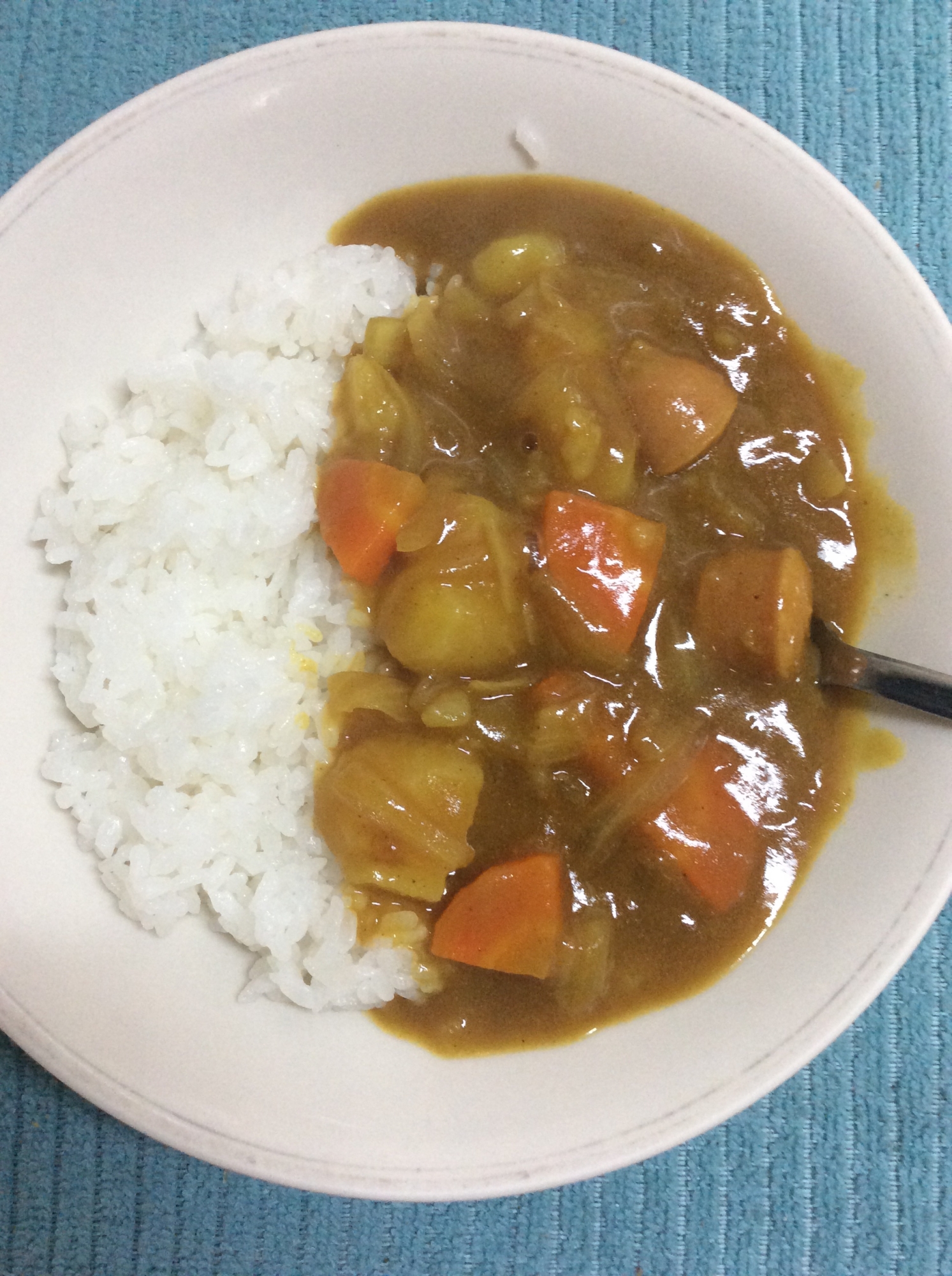 鍋に入れて煮るだけ♪ウインナーのカレー