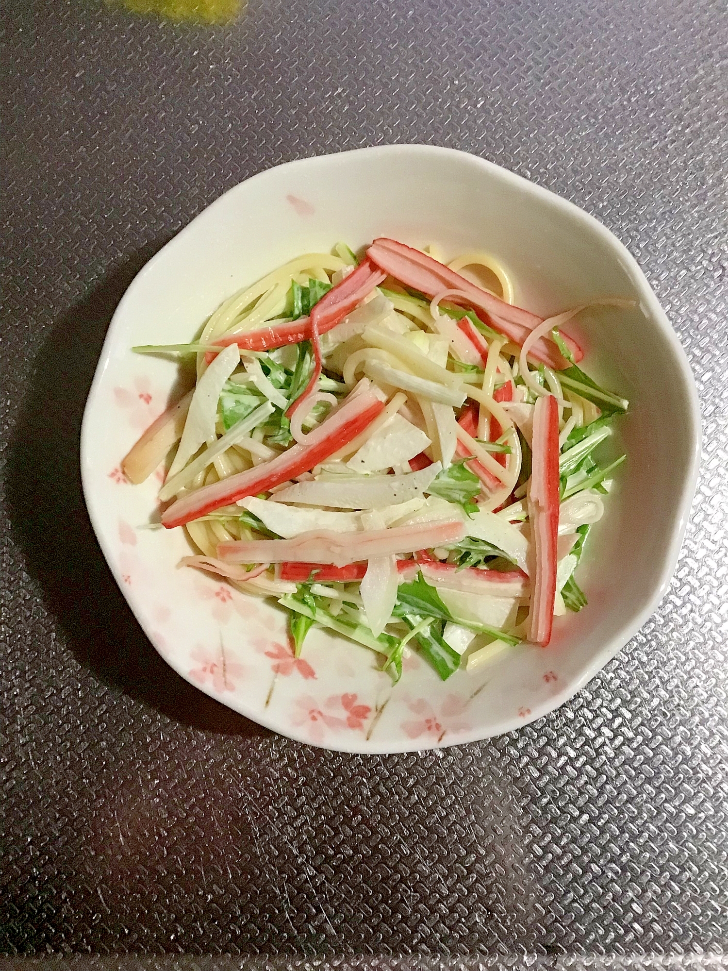 水菜とカニカマのサラスパ。