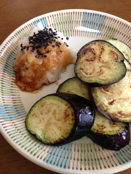 大根おろしでさっぱりと美味しいですね^ ^
これなら茄子がもっとたくさん食べられます♫
ごちそうさま♪