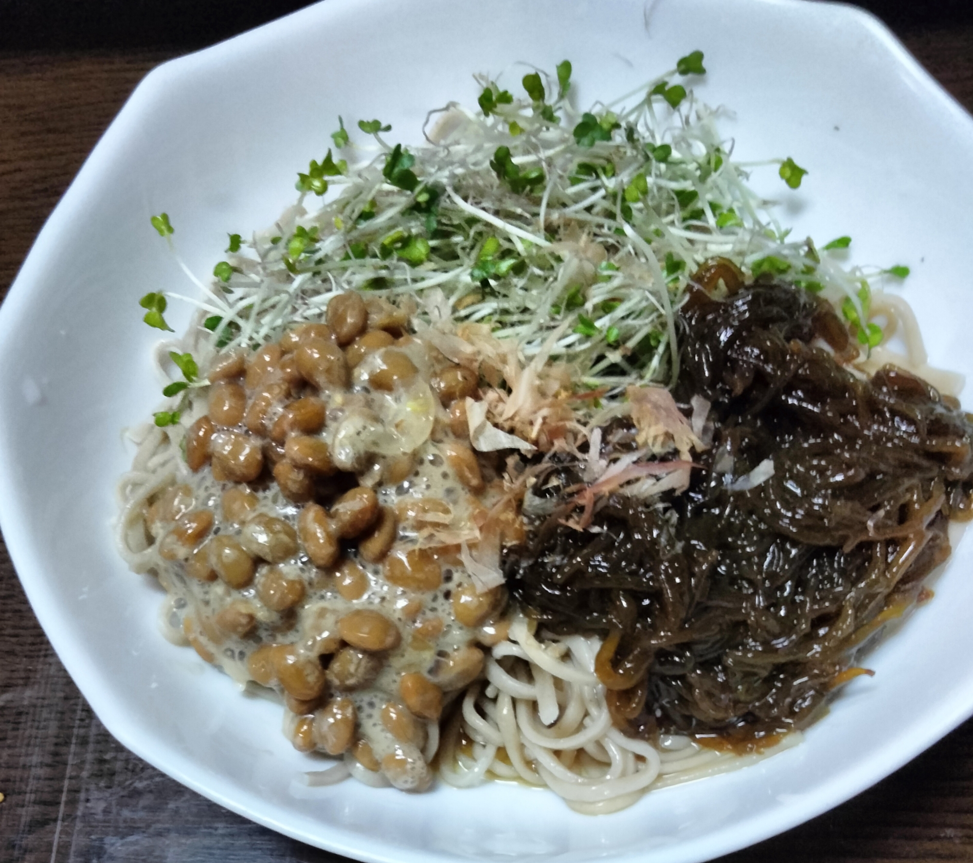 冷やしそば スプラウト納豆もずく酢のせて