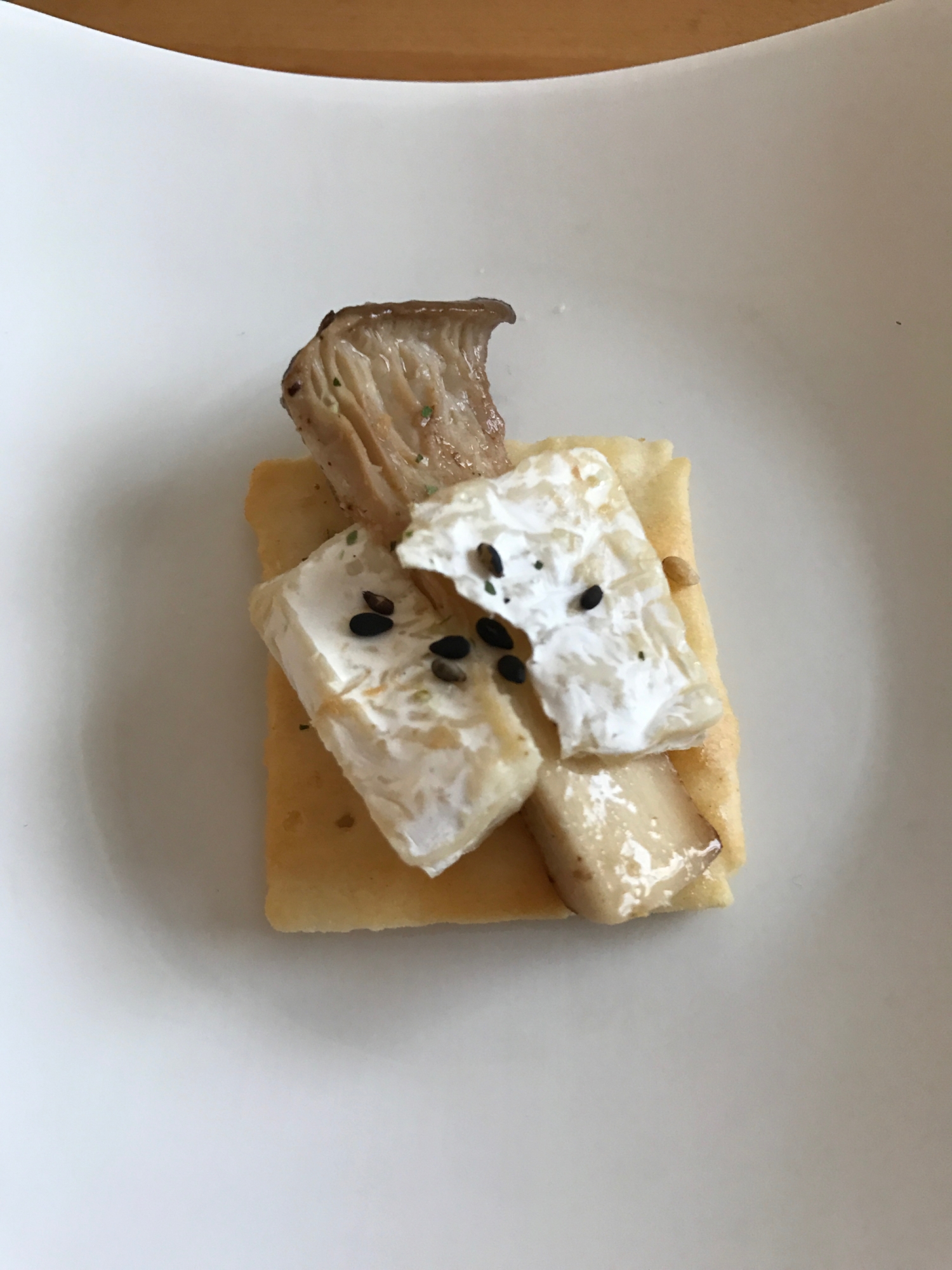 カマンベールチーズとエリンギのカナッペ