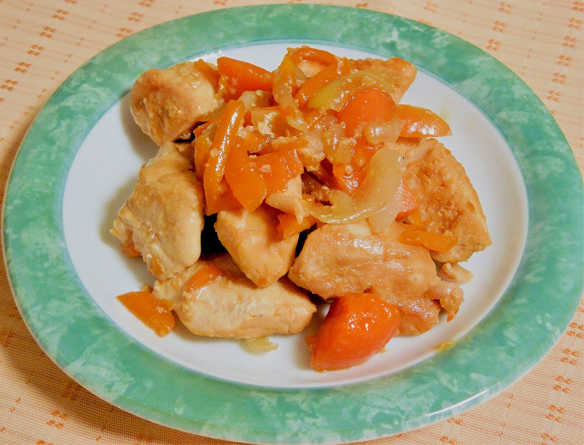 鶏むね肉と玉ねぎ、にんじんの醤油麹炒め
