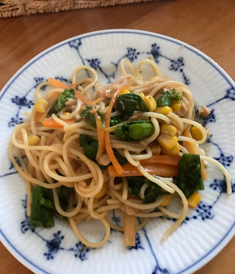 菜の花と人参、コーン、ツナの焼肉だれパスタ