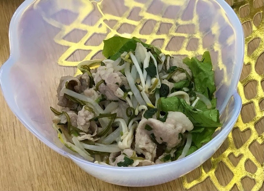 半透明の器に盛られためかぶの豚しゃぶサラダ