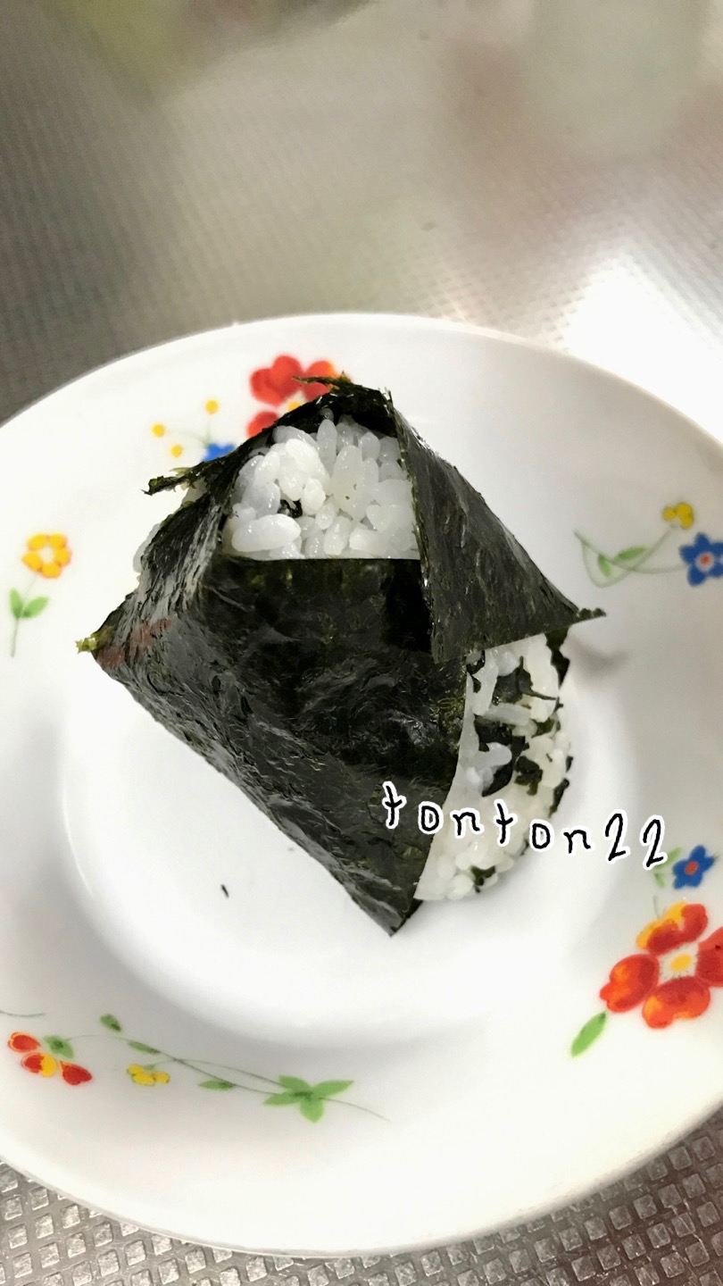 混ぜ込みわかめチーズ入り海苔巻きおにぎり☆