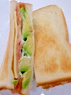 アボカドと生ハムのサンドイッチ