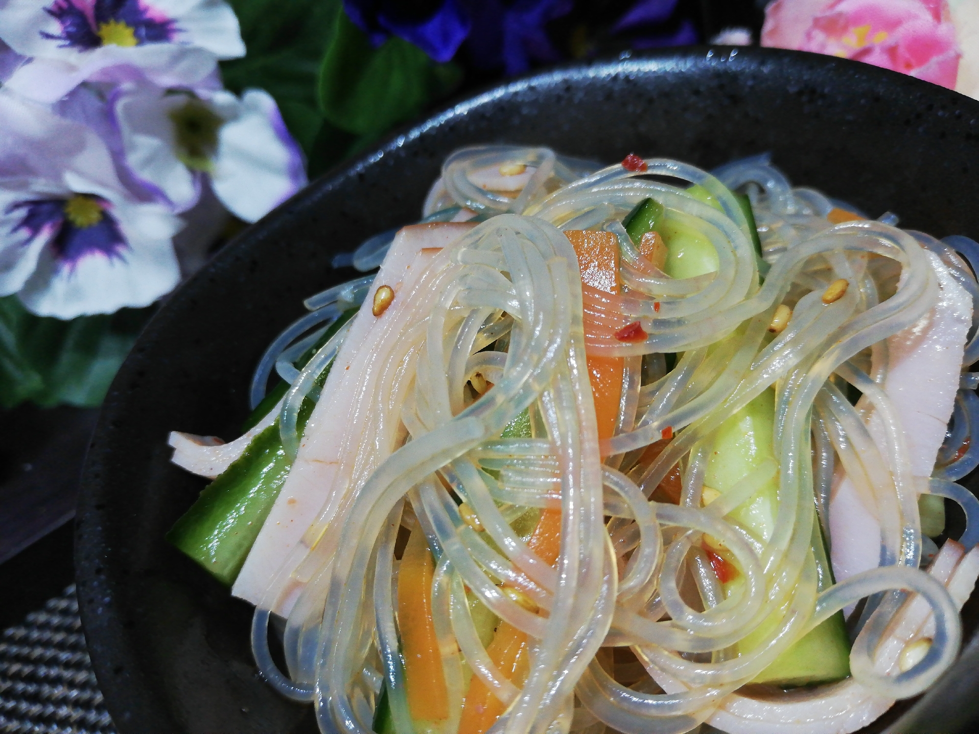 キムチ鍋の素を使って！ピリ辛春雨サラダ