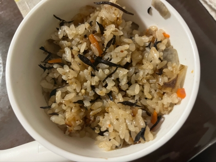 【ひじきの炊き込みご飯】甘めの味付けで子どもも喜ぶ