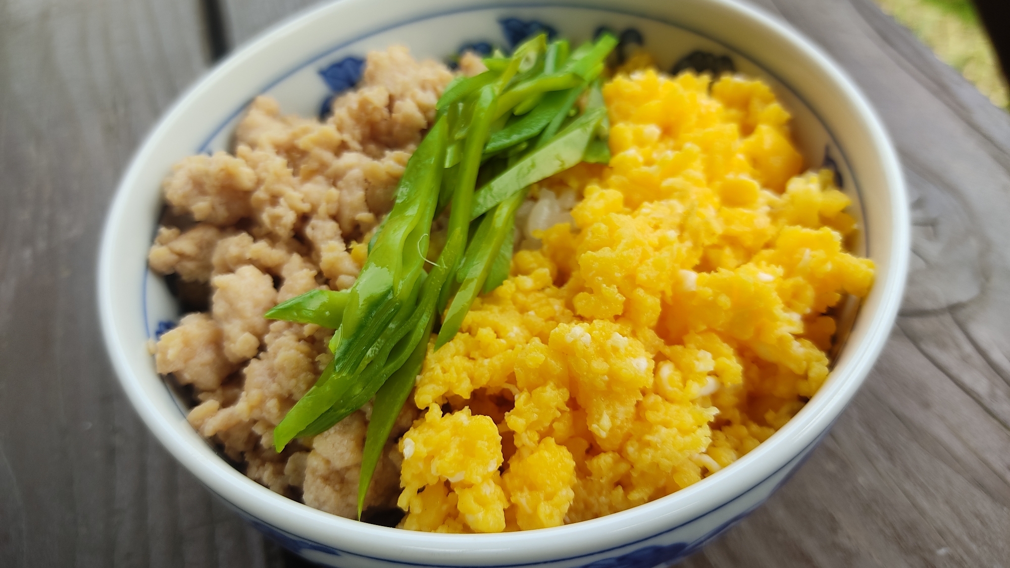 春〜初夏に食べたい!シャキシャキ絹さやの3色丼