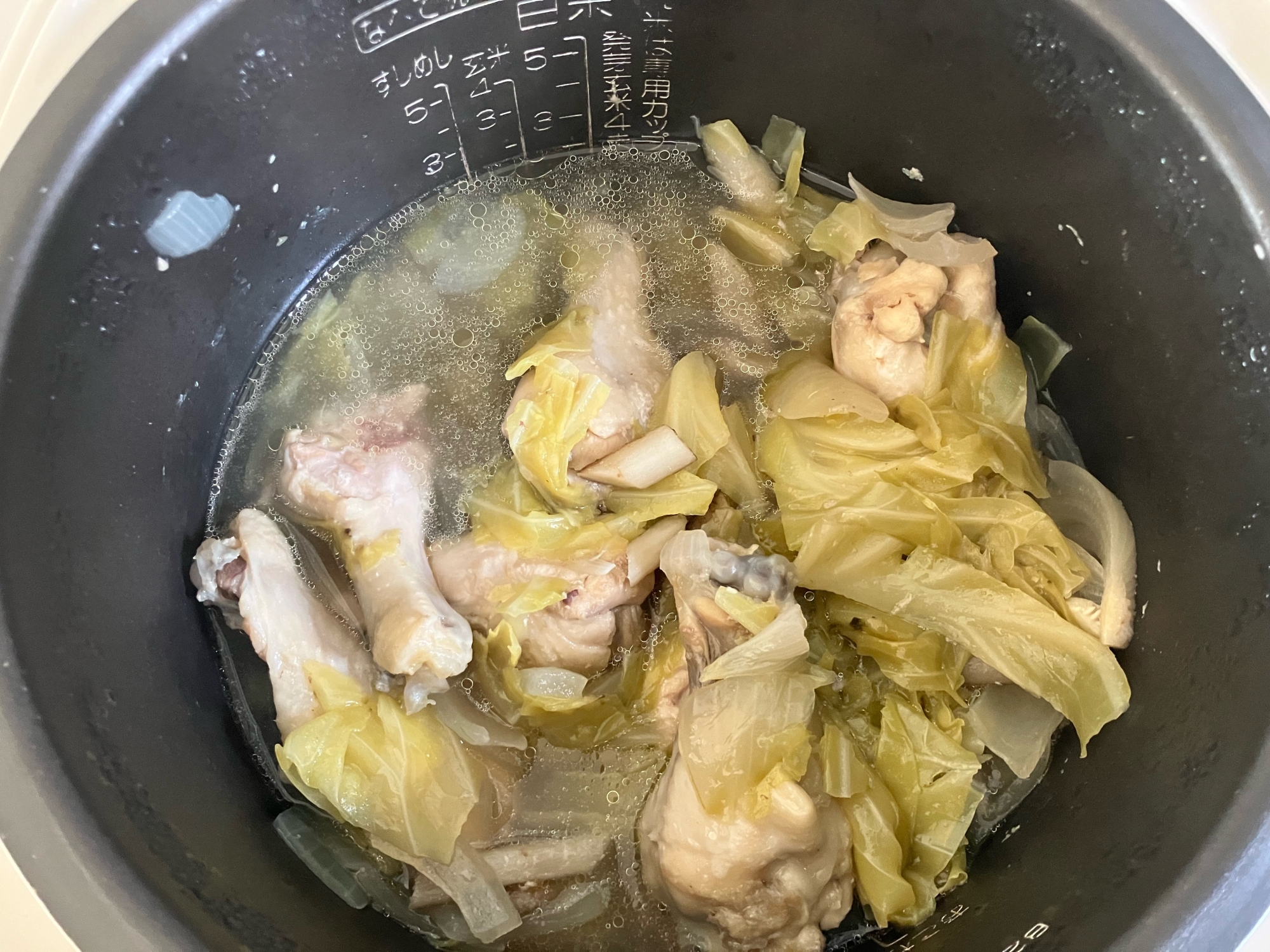 キャベツと玉ねぎと手羽元スープ