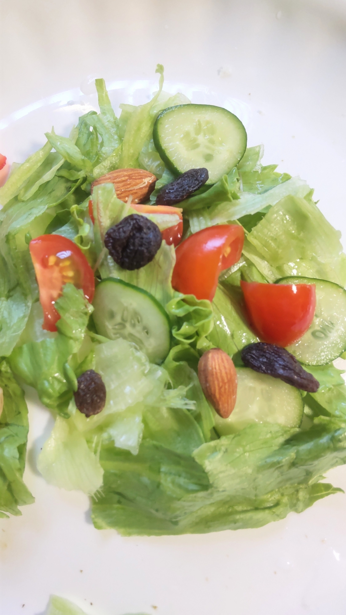 レーズンアーモンドon野菜サラダ