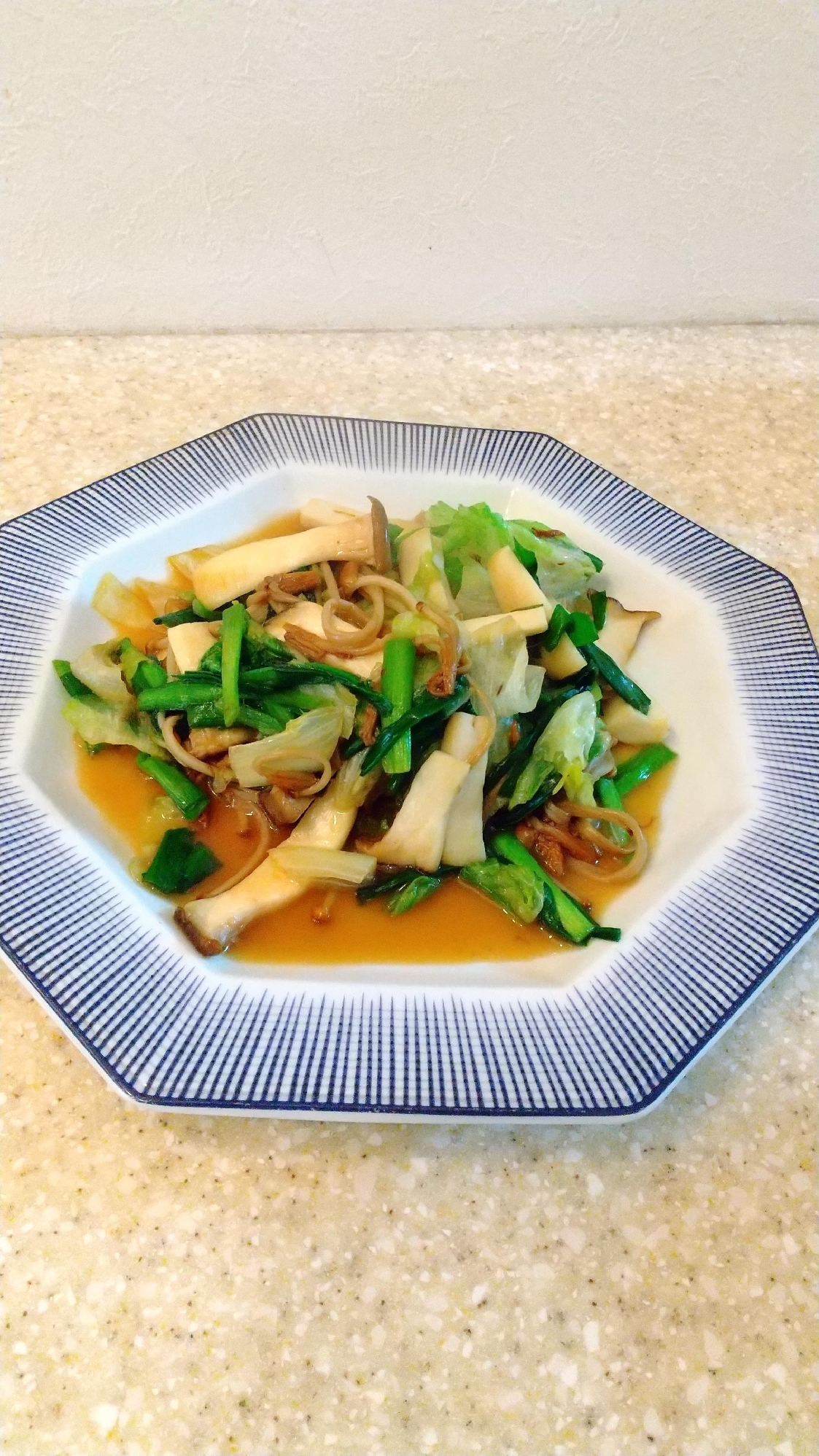 きのことレタスでしゃきしゃき炒め