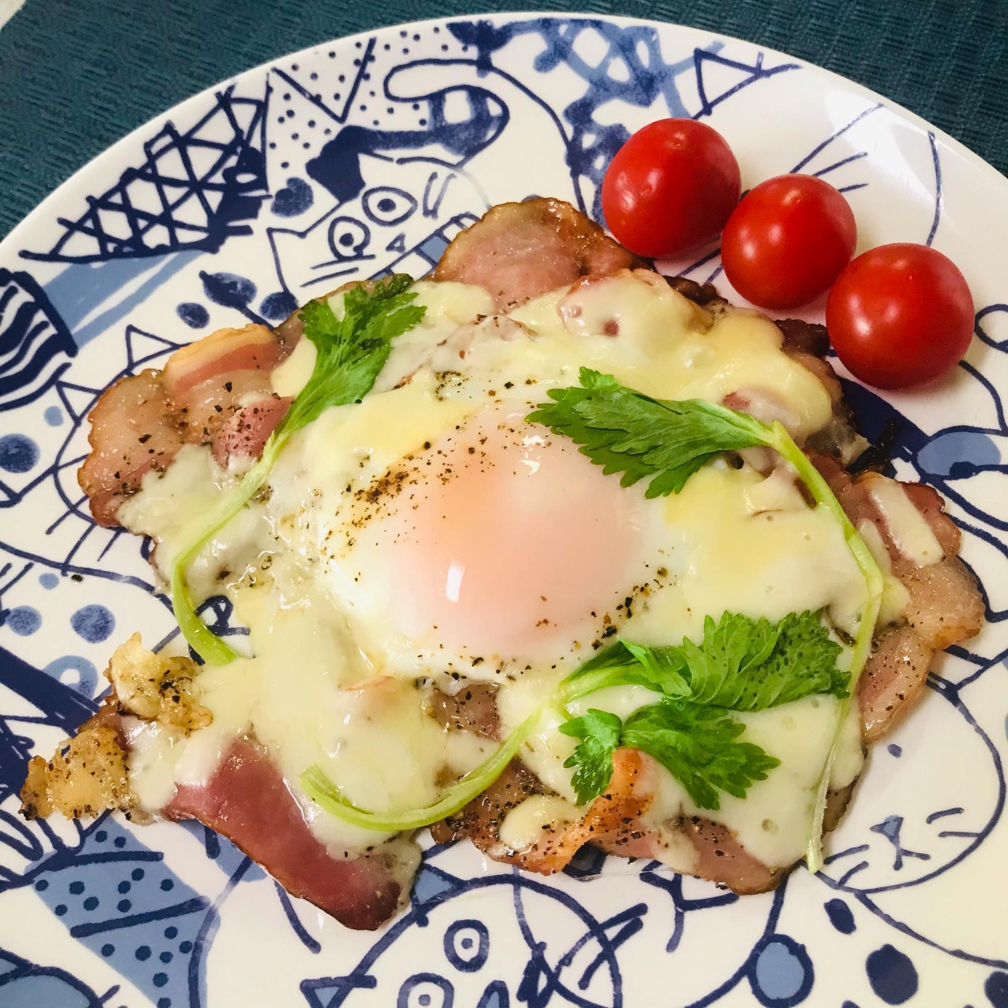 セロリの葉香るチーズベーコンエッグ