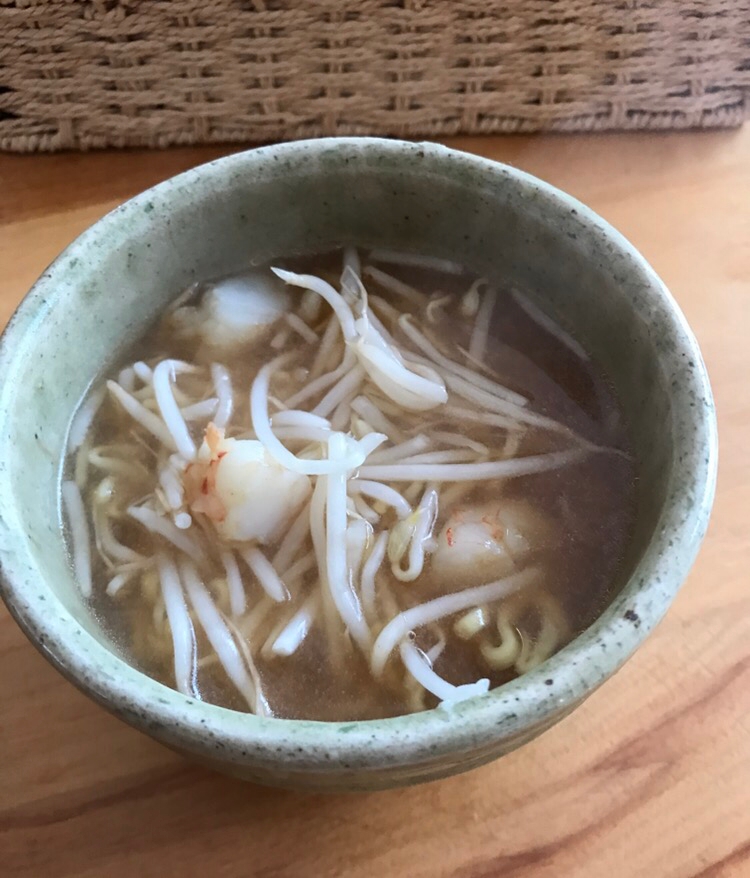 むきエビともやしの味噌ラーメン