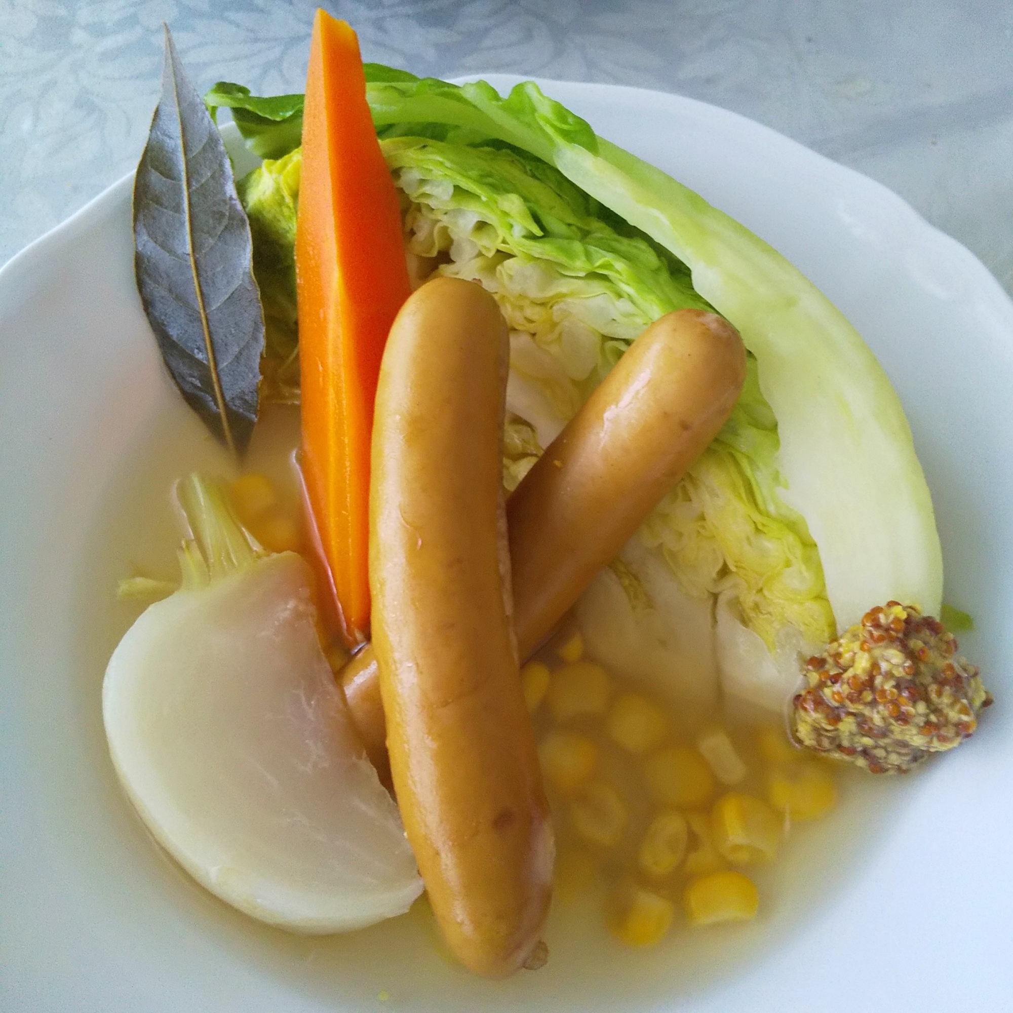 ソーセージと春キャベツの野菜スープ
