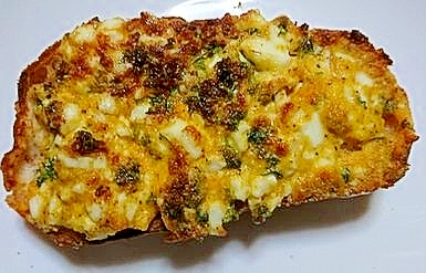 パセリ&ゴマチーズマヨ卵のせフランスパントースト