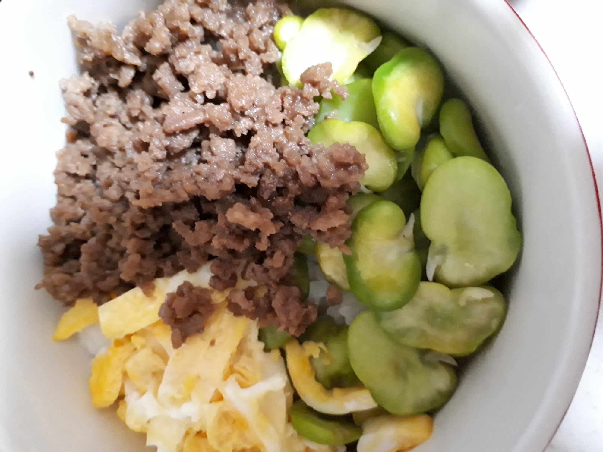 そらまめとたまごと肉そぼろ丼