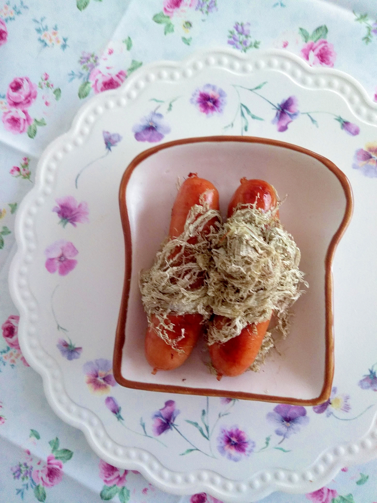 おつまみにとろろ昆布添えウインナー