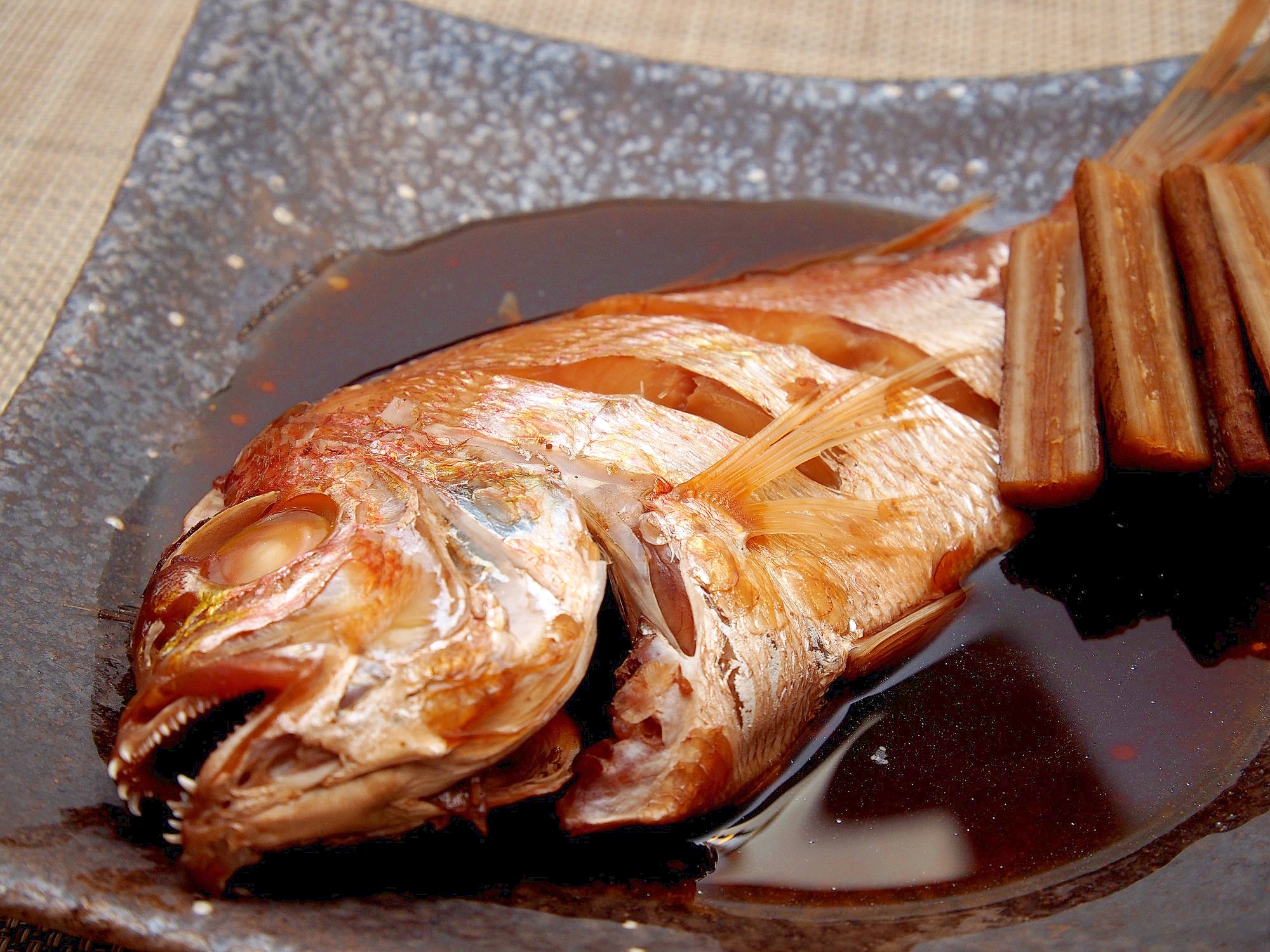 これぞ王道、フライパンで作る鯛とごぼうの煮付け