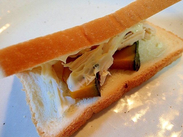 山葵マヨで　南瓜とサラダチキンのサンドイッチ