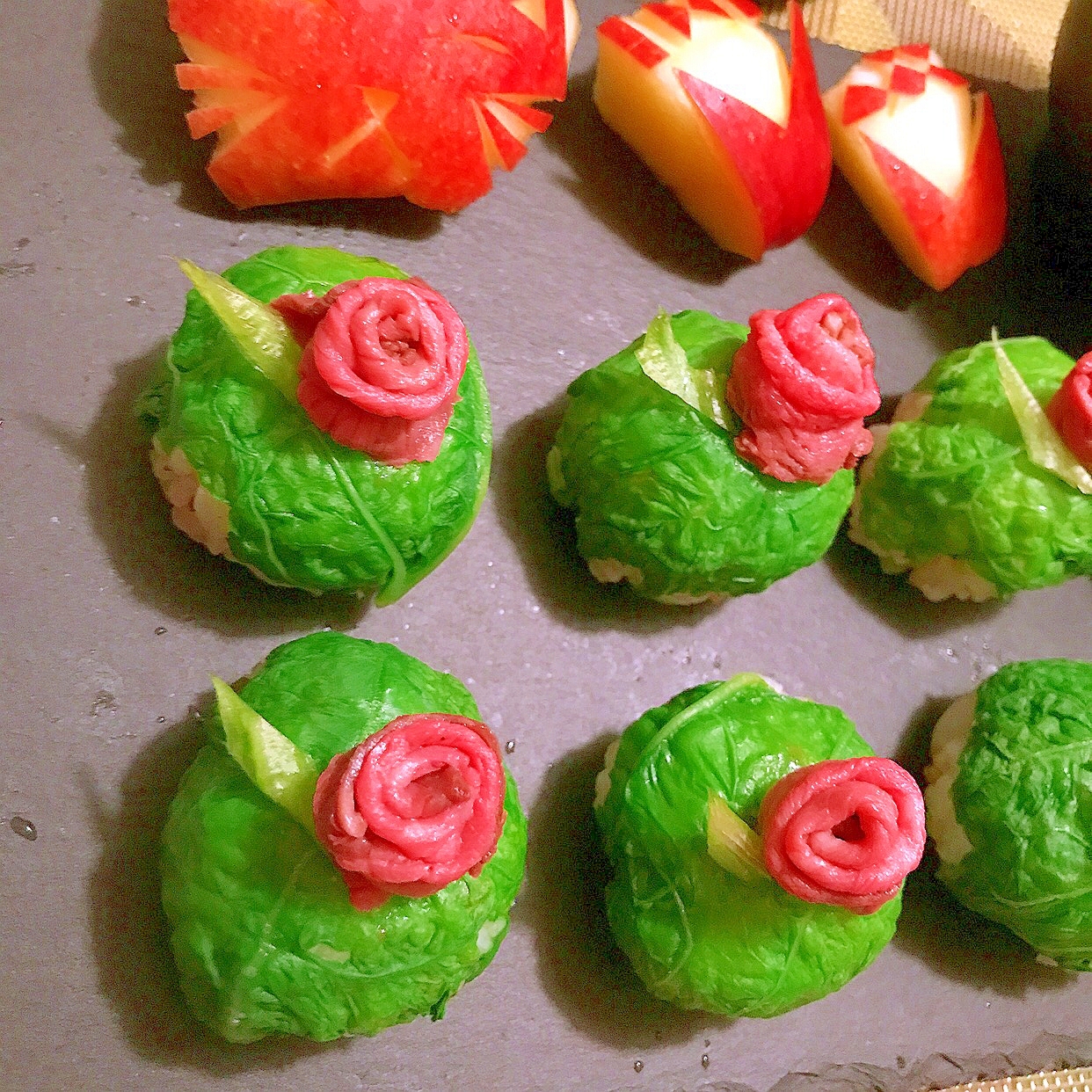 鰹菜と薔薇ローストビーフの手毬寿司