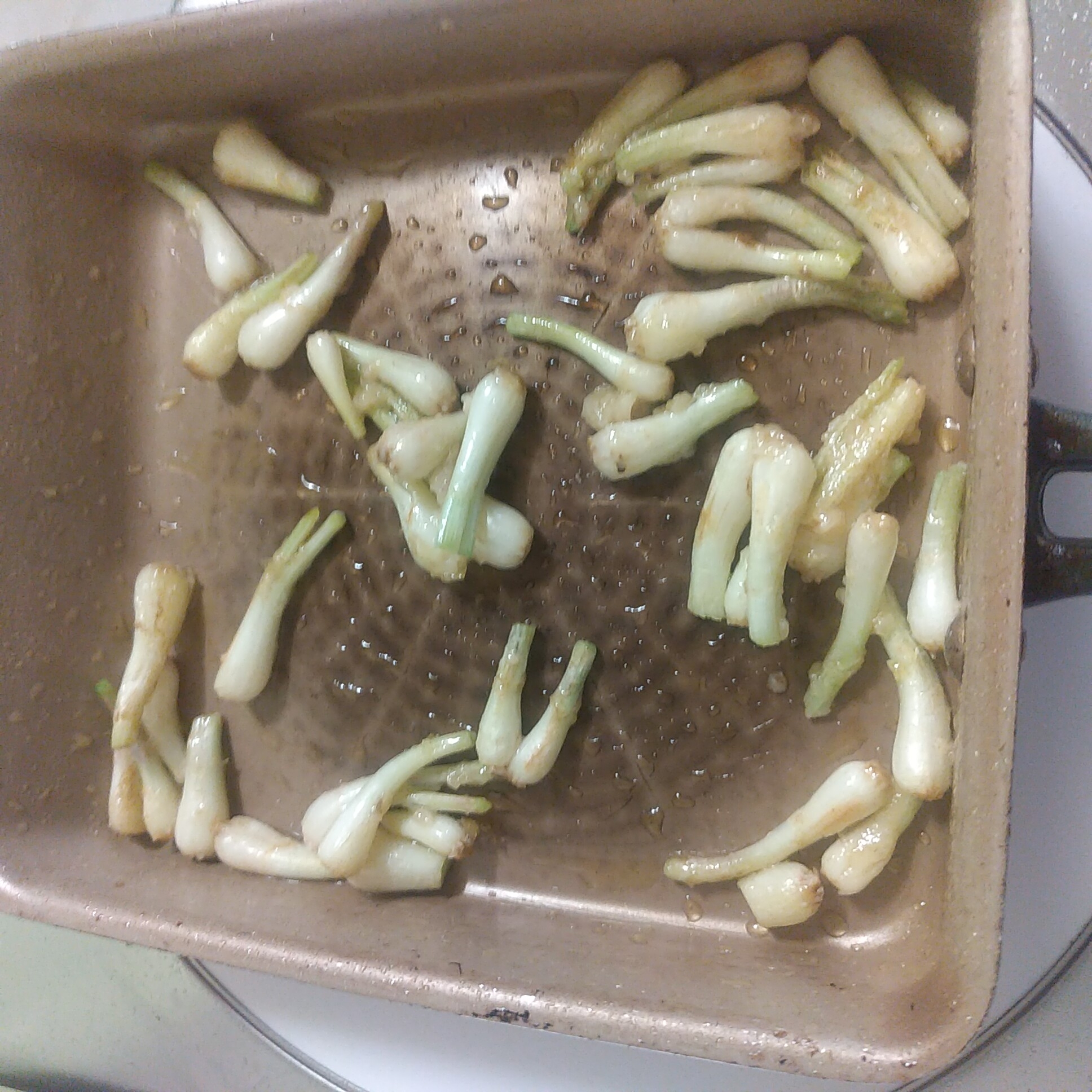 フライパンで焼いてある島らっきょうの塩麴焼き