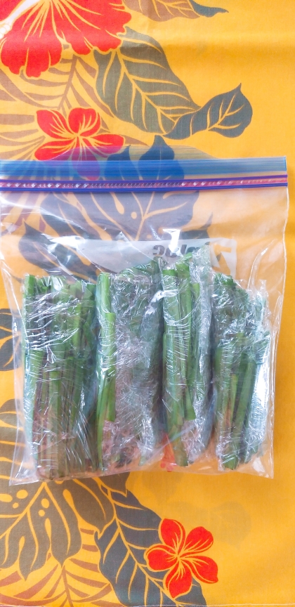 八百屋さんで10束100円の破格値で買ってきたのですが、一度に使えなくて困っていました。ラップで小分けしているので、野菜炒めやスープなどすぐに使えていいです。