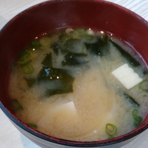 豆腐とわかめとネギと玉葱のお味噌汁