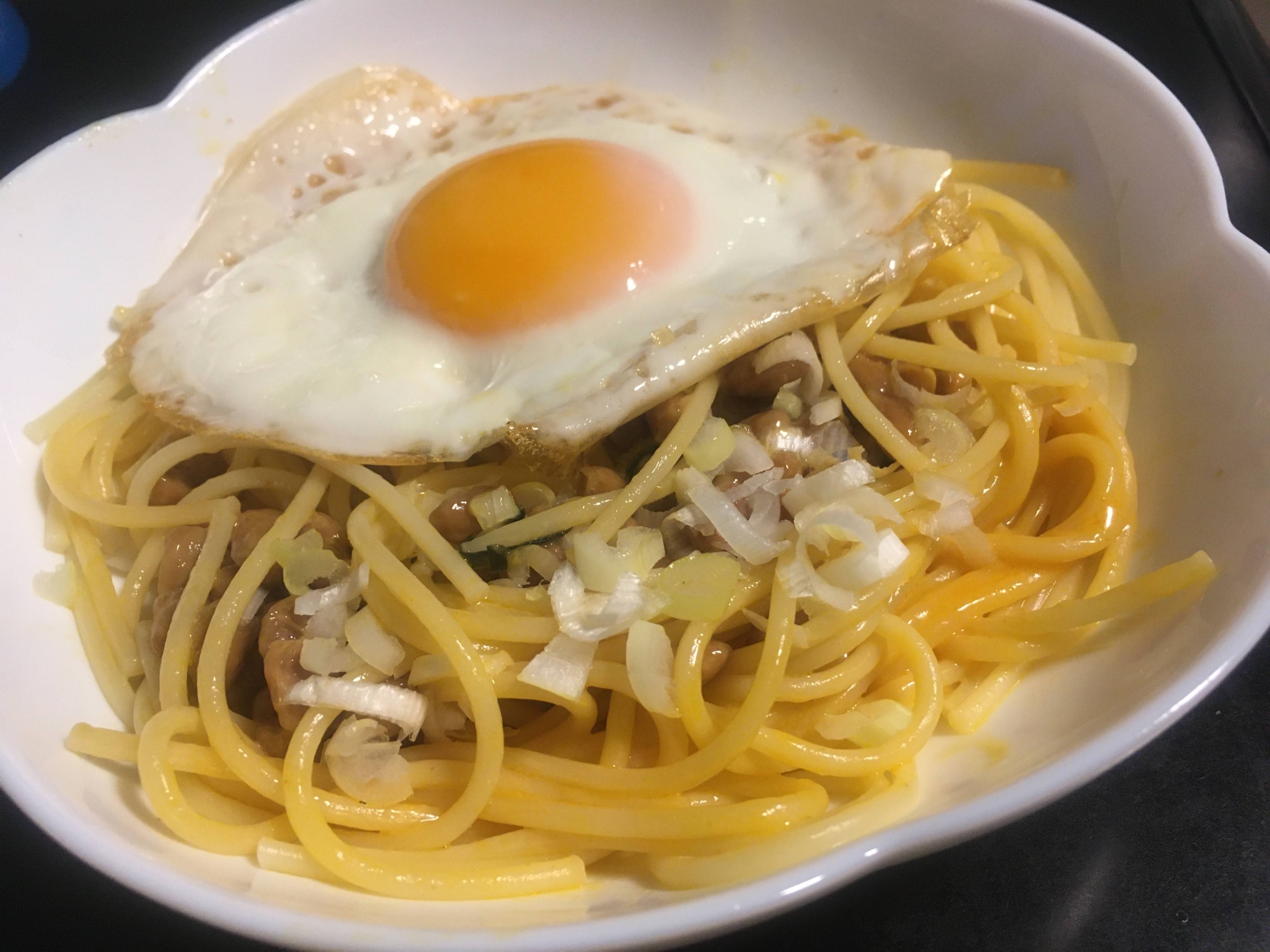 ウニ納豆パスタの目玉焼きのせ