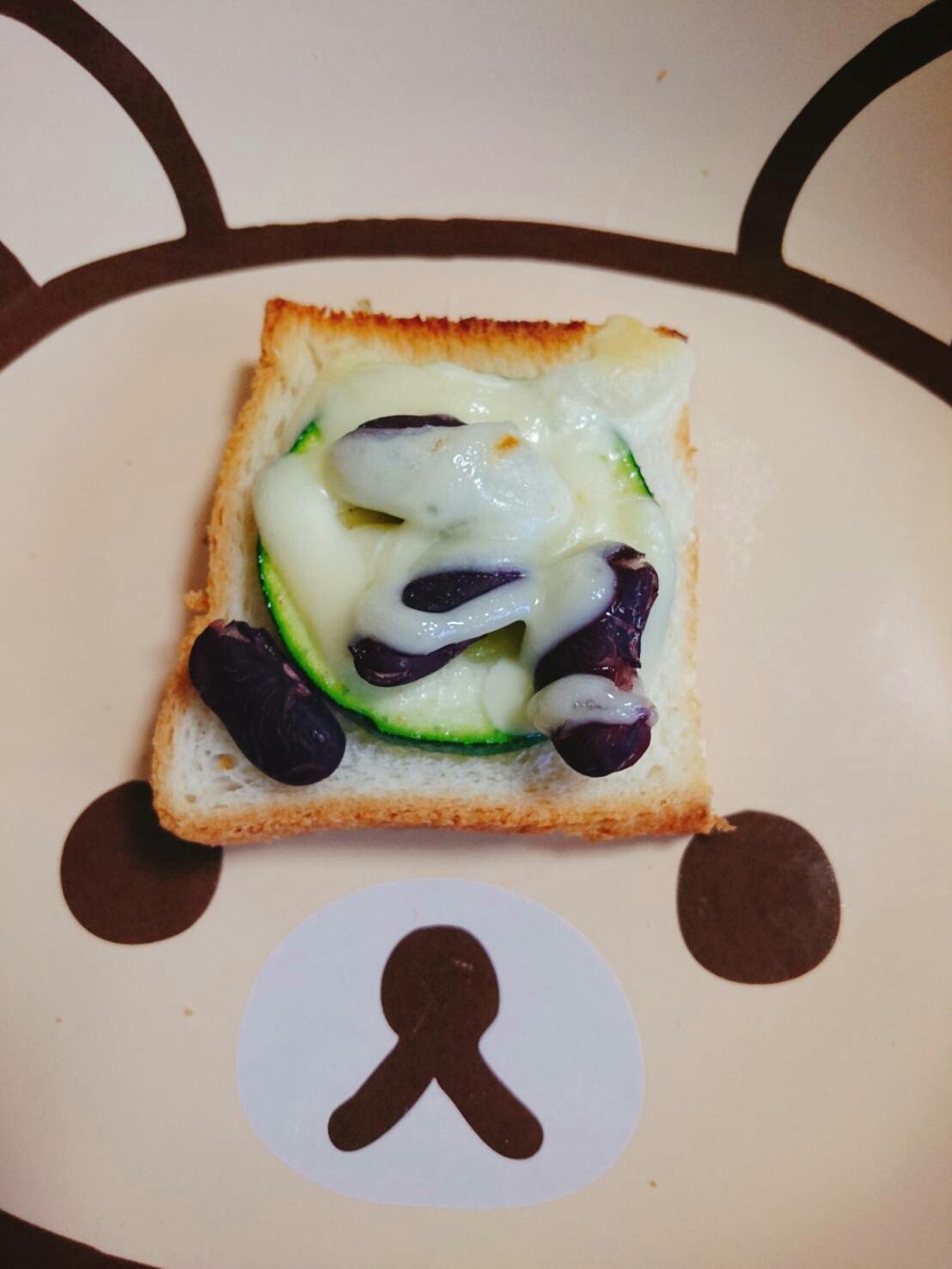 ズッキーニ炒めと蒸し黒豆のマヨチーズおやつパン