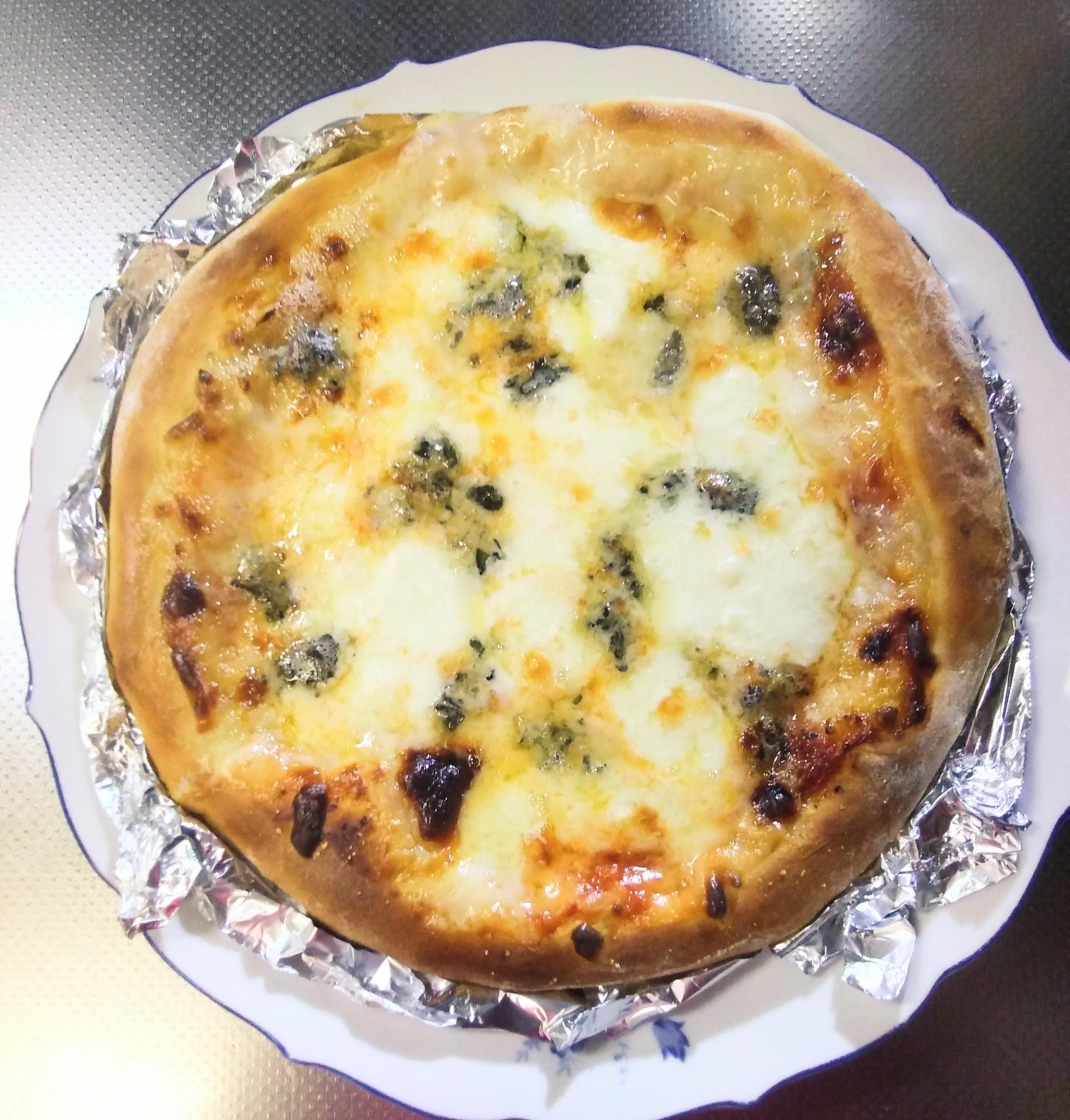手ごねピザ　クアトロフォルマッジ　4種チーズ