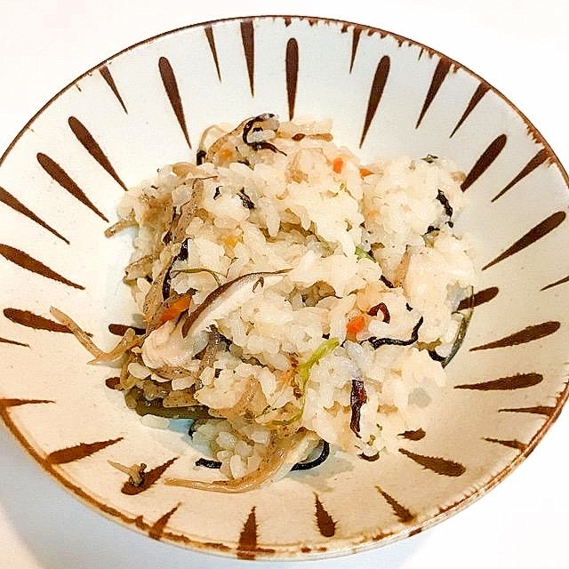 山菜と椎茸と塩昆布の炊き込みご飯