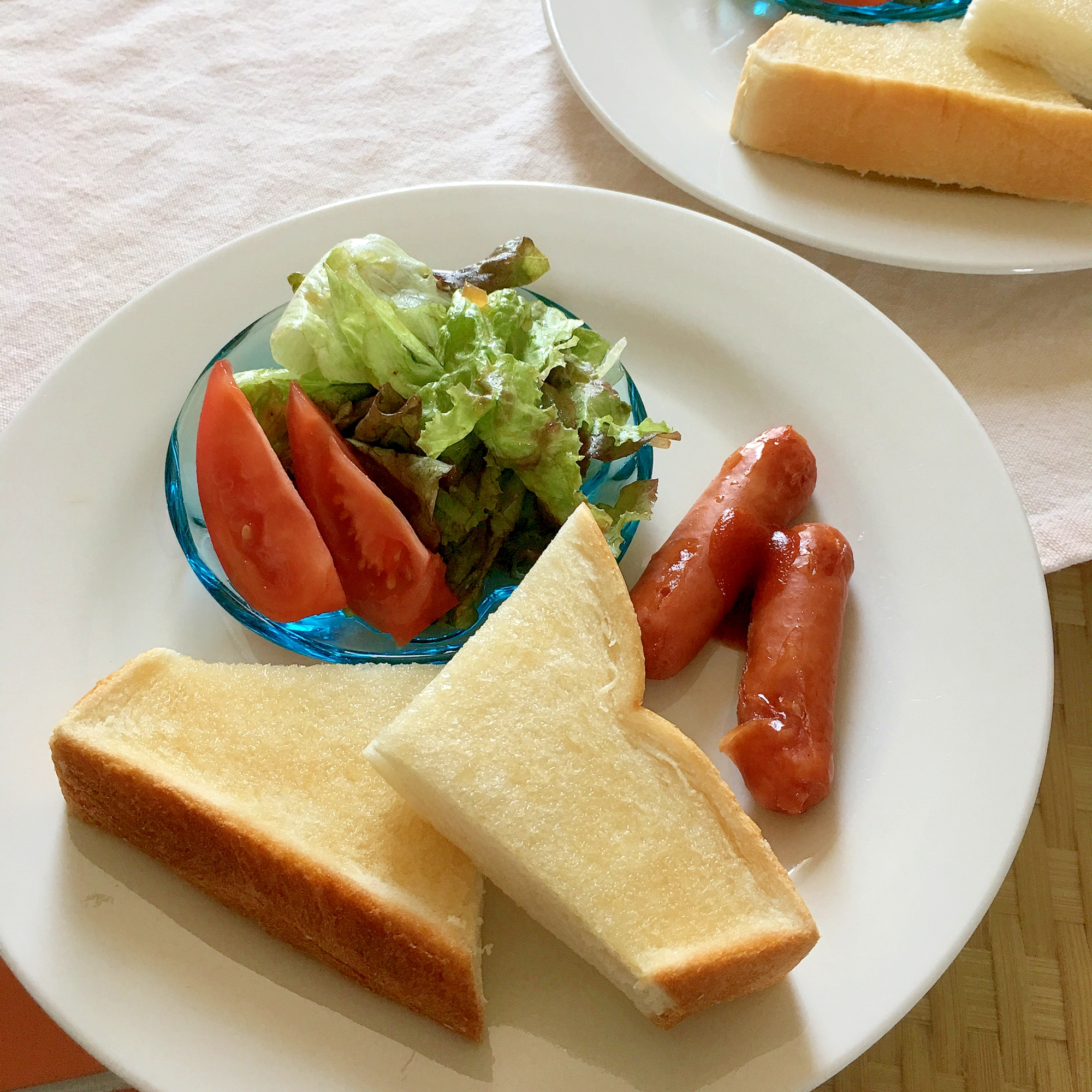 玉ねぎドレ和えサラダとメープルパンの朝ごはん♡