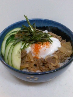 胡瓜と大葉でさっぱり 牛丼の温泉卵のせ（豚丼でも）