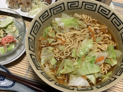 安い揚げ麺系ですが…。お鍋ひとつでお野菜入りのラーメン。ちょっと焦ったけどなれりゃあ爆速ですね手軽に…スミマセ晩ごはんですこれが恥、を楽しめましたドウモゴチソ様