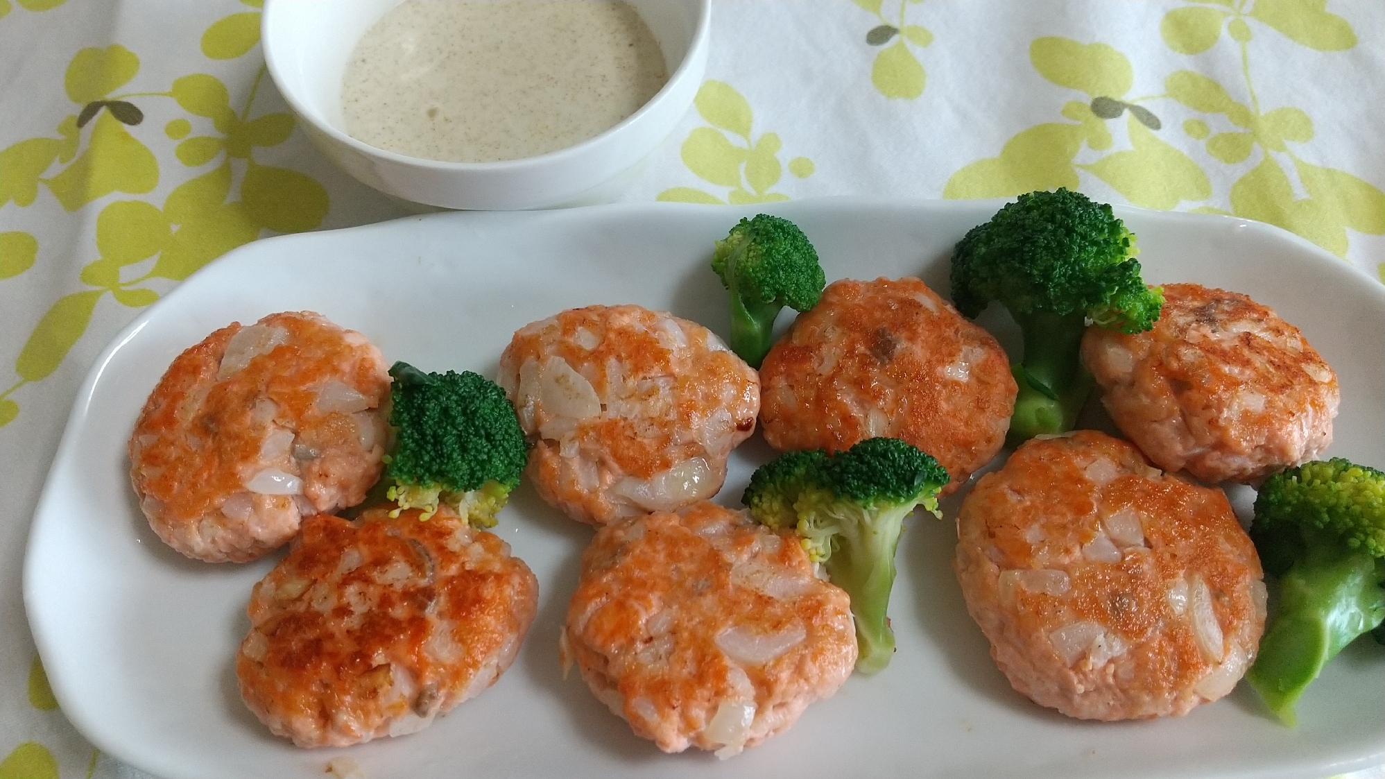 子供に人気 鮭のハンバーグ カレマヨソース添え レシピ 作り方 By タナママ21 楽天レシピ 子供に人気 鮭のハンバーグ カレマヨソース添え レシピ 作り方 By タナママ21 楽天レシピ