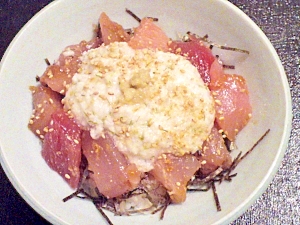 一皿で大満足♪醤油麹漬けマグロの山かけ丼