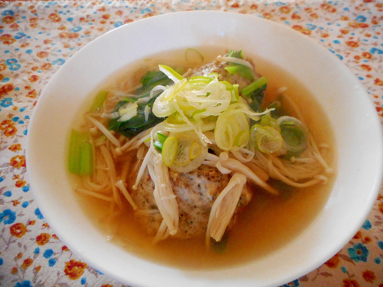 えのきと小松菜、肉団子のスープ
