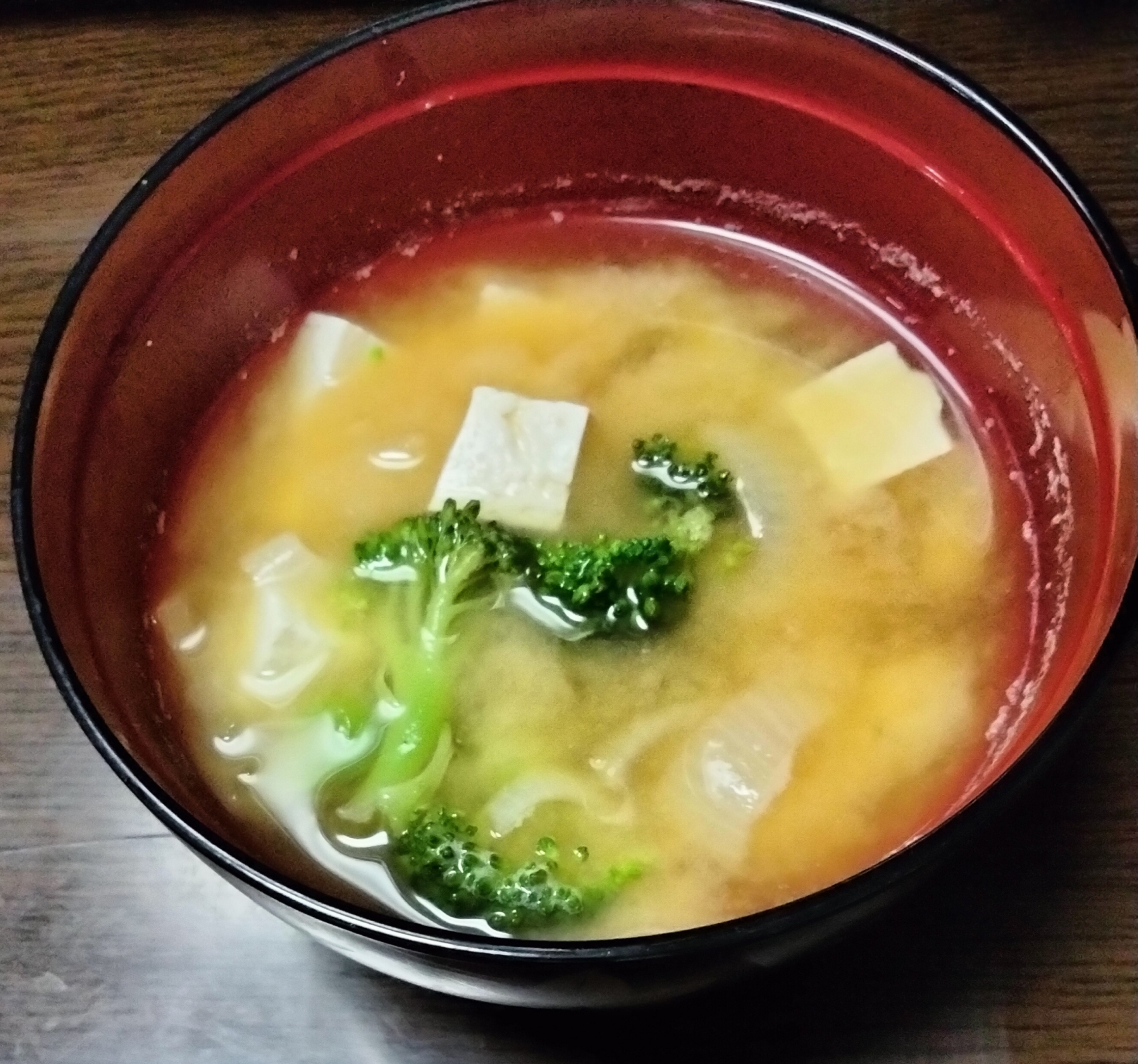 玉ねぎブロッコリー豆腐の味噌汁