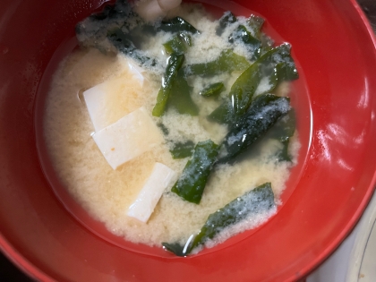 キャベツの茎の千切りとわかめと豆腐のお味噌汁